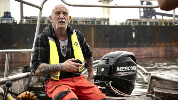 Bild 1 von 5: Als Festmacher ist man sowohl auf dem Land als auch auf dem Wasser unterwegs - jeder Einsatz ist anders. In Bremen sorgt Lutz Vellguth dafür, dass die Schiffe sicher an der Kaje vertäut werden.