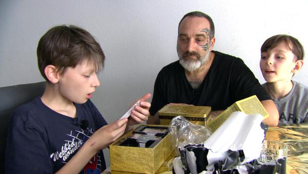 Bild 1 von 3: Lukas (12, li.) freut sich über seine Geburtstagsgeschenke, die es trotz Geldnot gibt