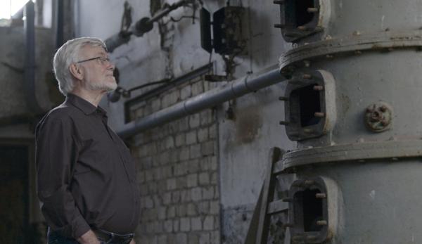 Bild 1 von 7: Der Mikrobiologe Dr. Ulf Stahl untersucht eine historische Schnapsbrennerei.