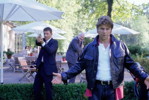 Bild 1 von 17: Jupp (Uwe Fellensiek, r.) und Taube (Christian M. Goebel, l.) stellen sich vor Entemann (Hans-Jörg Assmann, M.) und wollen Friedhelm Schön vor Schlimmerem bewahren.