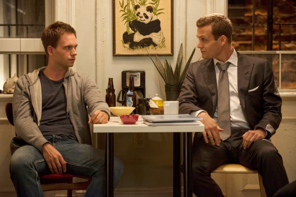 Bild 1 von 2: Nach einem persönlichen Verlust verliert Mike (Patrick J. Adams, l.) den Halt. Harvey (Gabriel Macht, r.) sucht das Gespräch - und trifft auf einen völlig veränderten Mike.