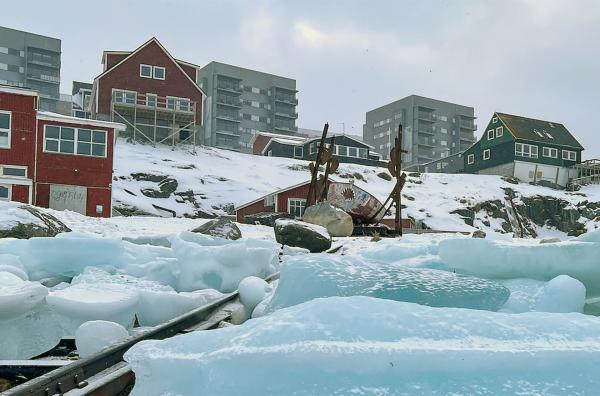 Bild 1 von 2: Das ewige Eis Grönlands zieht immer mehr Touristen an ? Fluch und Segen zugleich.