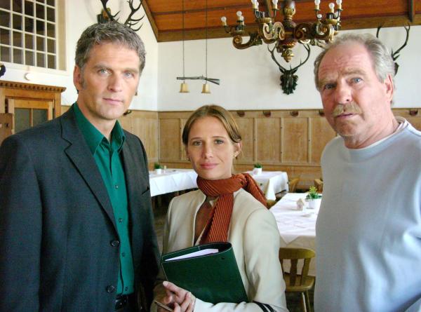 Bild 1 von 12: Im Bild: Walter Sittler (Robert Petersen), Nadeshda Brennicke (Yvonne Lünemann), Friedrich von Thun (Georg Lünemann).