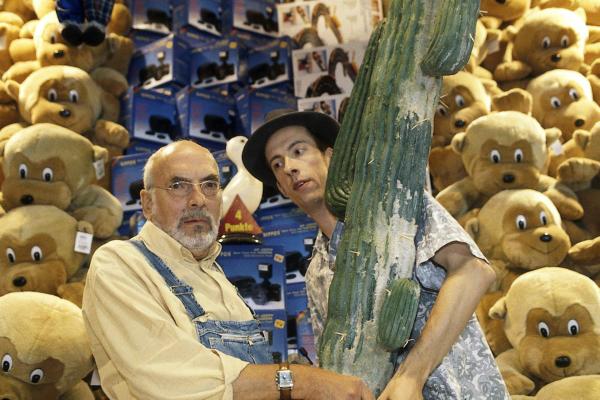 Bild 1 von 3: Peter (Peter Lustig, l.) kann es nicht fassen. Er hat auf dem Bärstädter Rummelplatz den Hauptgewinn gezogen. Der Losbudenbesitzer (Rudolf Krause, r.) überreicht Peter einen Riesen-Kaktus.