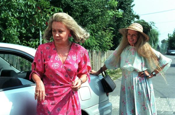 Bild 1 von 5: Im Bild (v.li.): Brigitte Neumeister (Frau Turecek), Ellen Umlauf (Frau Kaiser).