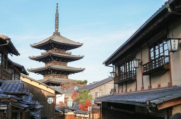 Bild 1 von 3: In einem Tempel bei Kyoto ruht Tomoe Gozen, eine leidenschaftliche Kriegerin von legendärem Ruf.