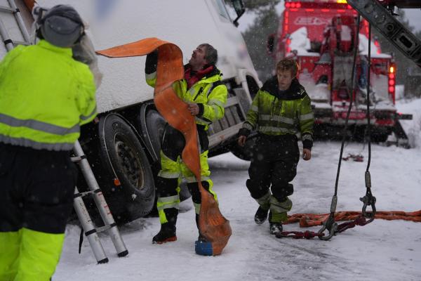 Bild 1 von 5: They throw a strap over the trailer to wrap around and secure it. (National Geographic)
