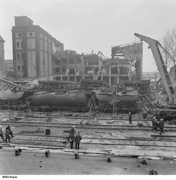 Bild 1 von 6: Oft war die marode DDR-Wirtschaft Grund für ein Unglück. So im Februar 1979, als explosive Dämpfe einer heruntergekommenen Chemie-Anlage im Ölwerk Riesa zur Explosion führten. Elf Tote und 51 teilweise schwer Verletzte waren die Folge.