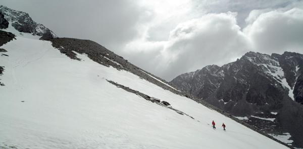 Bild 1 von 5: Im Bild: Mauricio Gonzales bei der Erkundung der Anden Formation am Gletscher Martial in Argentinien.
