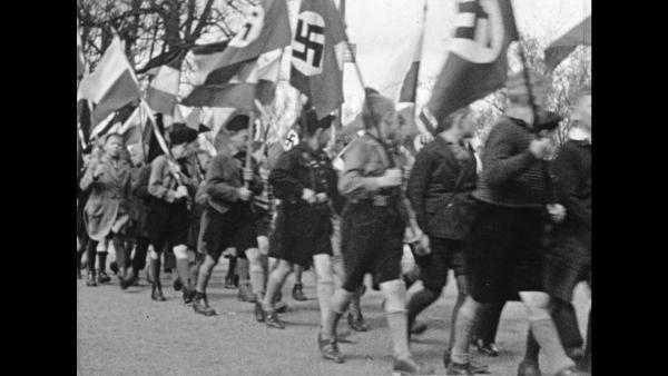 Bild 1 von 3: Hitlerjugend marschiert, 1935.