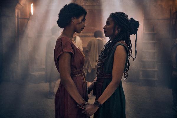 Bild 1 von 9: THOSE ABOUT TO DIE -- Episode 103 -- Pictured: (l-r) Kyshan Wilson as Aura, Sara Martins as Cala  -- (Photo by: Reiner Bajo/Peacock)