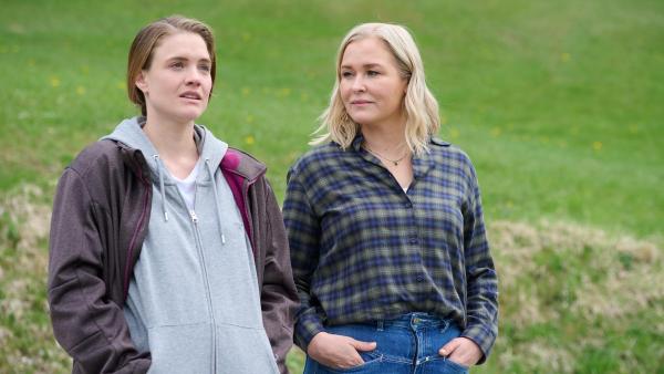 Bild 1 von 18: Im Bild: Lena Lorenz (Judith Hoersch, r.) versucht, Veronika Mittermeier  (Miriam Fussenegger, l.) davon zu überzeugen, die Ordensgemeinschaft über ihre Schwangerschaft zu informieren und nach neuen Perspektiven zu suchen.