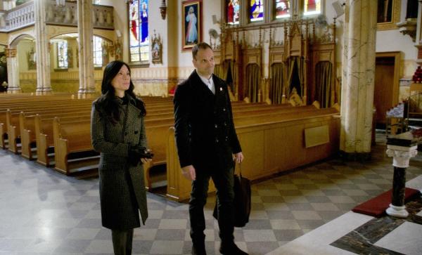 Bild 1 von 16: (v.l.n.r.) Dr. Watson (Lucy Liu); Sherlock Holmes (Jonny Lee Miller)