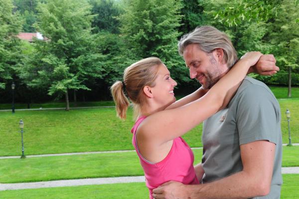 Bild 1 von 11: Isabell (Stephanie Kellner, l.); Michael (Erich Altenkopf, r.)