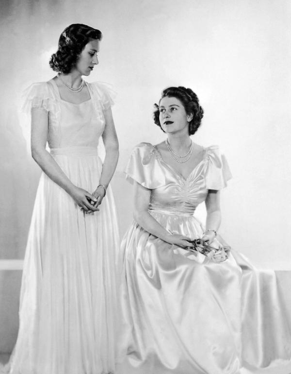 Bild 1 von 9: Im Bild: Die Prinzessinnen Margaret Rose (li.) und Elisabeth, 21. Jänner 1947.