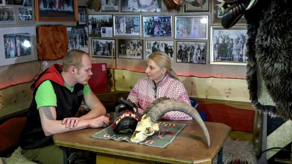 Bild 1 von 18: Im Bild: Manuela Guancioli zu Besuch bei Krampusschnitzer Clemens.