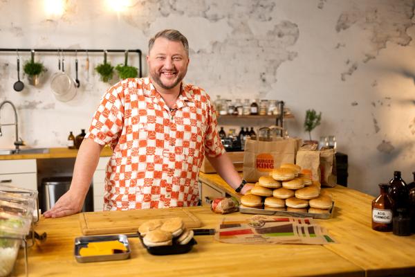 Bild 1 von 4: Große Burger über offener Flamme gegrillt das ist das zentrale Versprechen von Burger King. Produktentwickler Sebastian Lege sieht sich die berühmte Grillmaschine von Burger King mal genauer an.