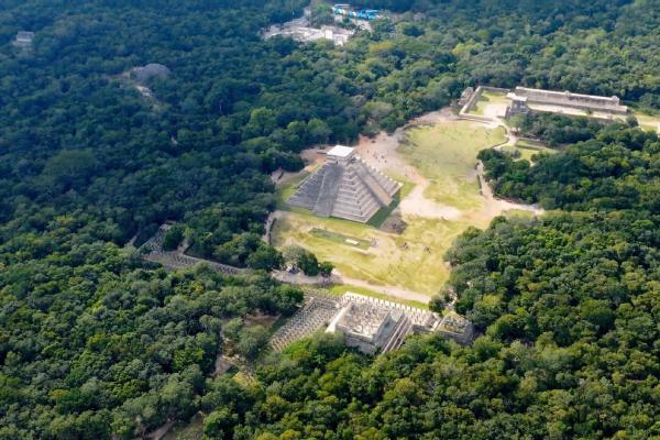 Bild 1 von 3: Die Azteken tendierten dazu, ihren Haupttempel von Osten nach Westen auszurichten. Insbesondere bei Tenochtitlans großem Tempel sind die beiden Schreine so positioniert, dass zur Sonnenwende die Sonne direkt zwischen ihnen aufgeht.