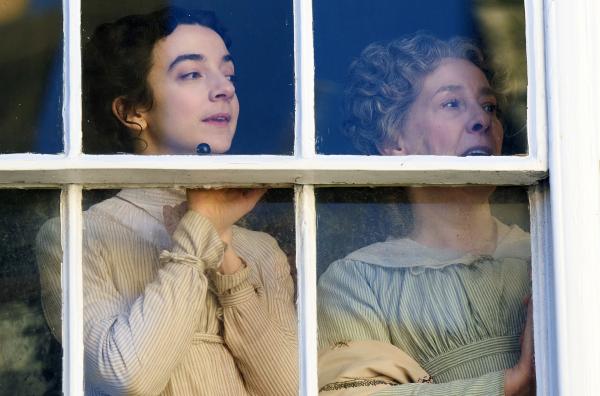 Bild 1 von 3: In Erwartung einer möglichen Hochzeit beobachten Jane (Patsy Ferran, li.) und Mrs. Austen (Phyllis Logan, re.) die Annäherung zwischen Cassy und Henry Hobday.