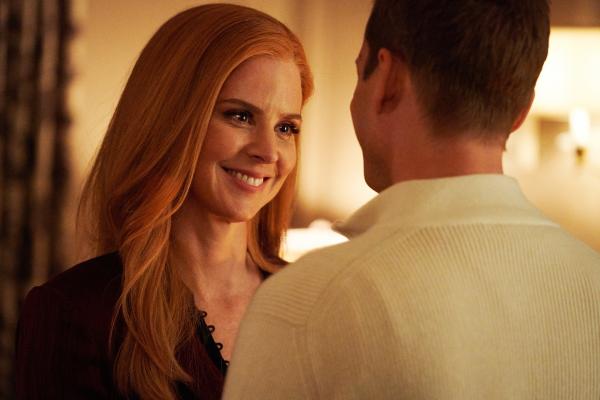 Bild 1 von 2: Harvey (Gabriel Macht) und Donna (Sarah Rafferty) haben endlich zueinander gefunden. Wie wird sich ihre Beziehung entwickeln nach der ersten gemeinsamen Nacht? Eine Bedrohung für die Kanzlei überschattet ihr Liebesglück.