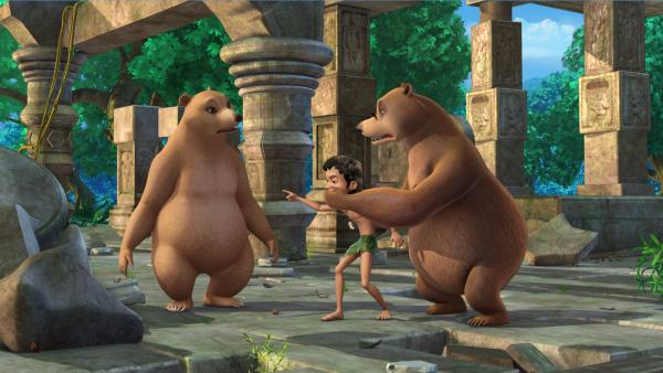 Bild 1 von 5: Mogli hat im letzten Moment einen Anschlag von Bella auf Balu verhindert. Doch Balu glaubt dem Menschenkind nicht. Er ist blind vor Liebe.