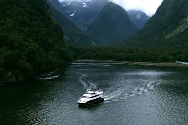 Bild 1 von 9: Ein Team von Forschern ist auf dem Weg im Milford Sound, um dort die unbekannte Unterwasserwelt zu erkunden.