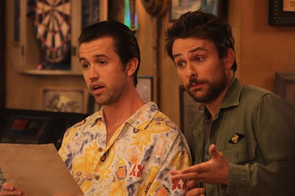 Bild 1 von 10: Mac (Rob McElhenney, l.); Charlie Kelly (Charlie Day, r.)