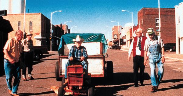 Bild 1 von 4: Bei seiner Abreise in Laurens geben seine Kumpels Alvin (Richard Farnsworth, Mitte) Geleit.