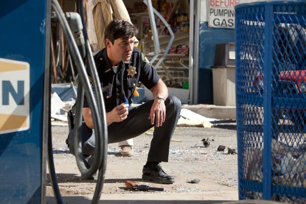 Bild 1 von 9: Sheriff Jackson Lamb (Kyle Chandler) hat ein richtig großes Problem. Zunächst verwüstet das Militär den ganzen Ort, dann verschwinden Unmengen an Elektrogeräten und Hunden und schließlich verschwindet sein Boss samt anderer Bewohner spurlos ...