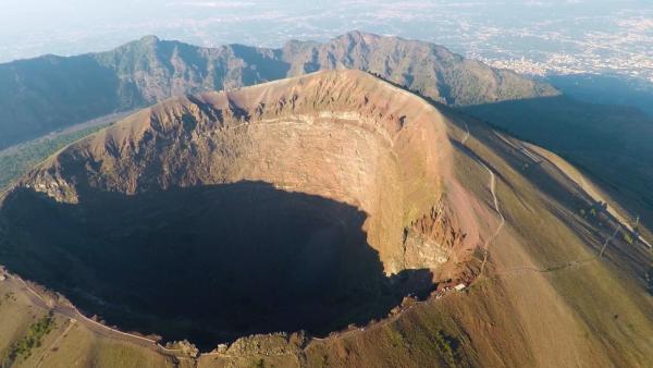 Bild 1 von 4: Vor fast 2000 Jahren bricht der Vesuv aus und begräbt die blühende antike Stadt Pompeji unter Lava, Schlamm und Asche.