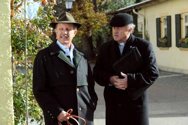 Bild 1 von 10: Auch von Pfarrer Kurz lässt Schattenhofer sich nicht von seinem Entschluss abbringen. Von links: Pfarrer Kurz (Hans Stadlbauer) und Lorenz Schattenhofer (Werner Rom).