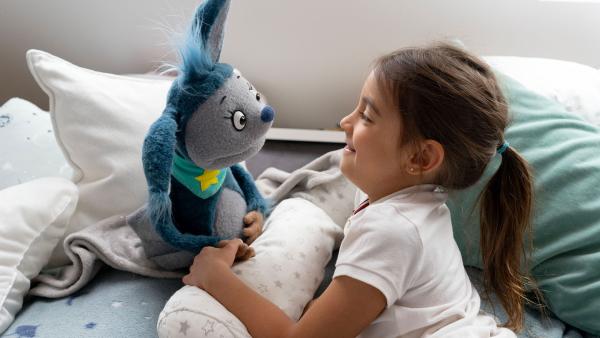 Bild 1 von 1: Zoe und Fidi unterhalten sich im Bett.