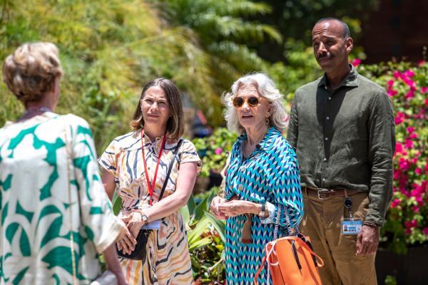 Bild 1 von 3: Als sich Barbara Mitchell (Ellie Haddington, l.) und Nancy Martin (Hayley Mills, 2.v.r.) im Garten des Seniorenheims begegnen, ist die Feindschaft zwischen ihnen selbst für Eloise Pirie (Juliet Cowan, 2.v.l.) und Phillipe Varane (Kevin Harvey, r.) deutlich spürbar. Kurz darauf wird eine von ihnen tot aufgefunden.