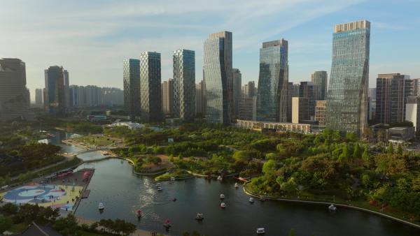 Bild 1 von 4: Wer würde nicht gern in einer intelligenten Stadt leben? Songdo in Südkorea sammelt beispielsweise den anfallenden Hausmüll über ein Röhrensystem und nutzt ihn zur Produktion von Heizwärme.