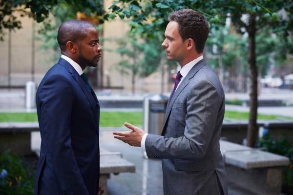 Bild 1 von 2: Alex (Dulé Hill, l.) befindet sich in einer schwierigen Situation und hofft auf Mikes (Patrick J. Adams) Hilfe. Wird er mit dessen Hilfe den Interessenkonflikt lösen können?