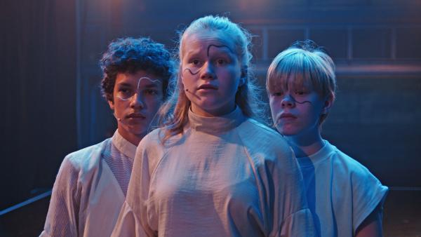 Bild 1 von 1: Lumi (Mai Aalto; MItte), Susi (Silmu Ståhlberg, rechts) und Ville (Benjamin Willamo, links) stehen am Tage des Auftritts zusammen auf der Bühne.