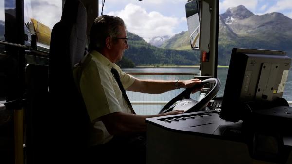 Bild 1 von 2: Postauto-Chauffeur Erico Crameri fährt seit über 30 Jahren die Route von St. Moritz nach Lugano.