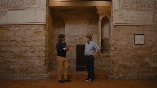 Bild 1 von 15: Harald Lesch (r.) mit Rabbi Haim Casas (l.) in der Synagoge von Córdoba.