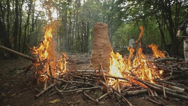 Bild 1 von 4: Seit der Eisenzeit konnten die Menschen in sogenannten Rennöfen bei Temperaturen von 1150 Grad Eisenerz zu Eisen verhütten.