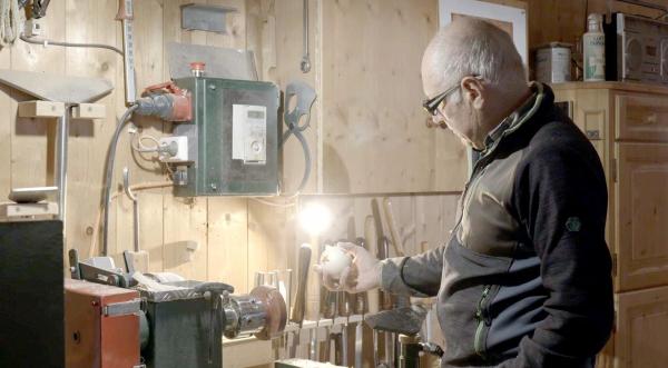 Bild 1 von 13: Im Bild: Paul Kathrein beim Drechseln.