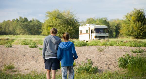 Bild 1 von 27: Jan (Anton Spieker) und Jule (Mala Emde) und der Mercedes 303 Bus.