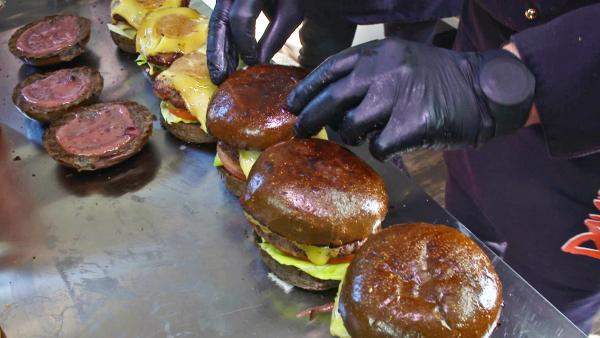 Bild 1 von 3: Die Köche des alternativen Burger-Bistros \