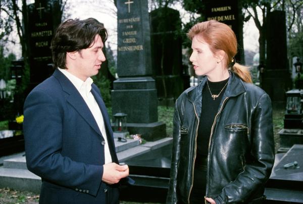 Bild 1 von 7: Im Bild: Kommissar Richie Moser (Tobias Moretti) glaubt, dass Angelika Laudon (Gesa Gross) etwas über den Raub des Totenkopfes weiß und befragt sie am Zentralfriedhof.