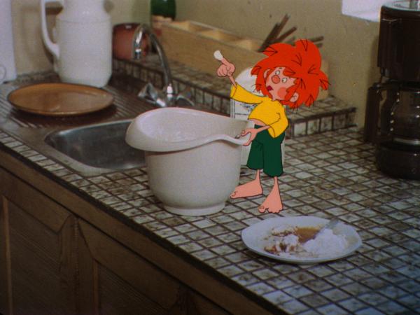 Bild 1 von 7: Pumuckl isst Schlagrahm. Danach macht er sich über eine Flasche Magenbitter her, damit ihm nicht schlecht wird.