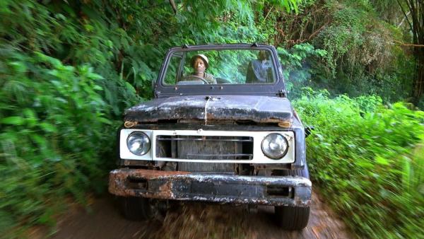 Bild 1 von 5: Für die Einheimischen gibt es eine andere Realität: Tagtäglich müssen sie lebensgefährliche Strecken überwinden.