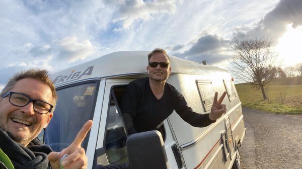 Bild 1 von 1: Lukas Lowack (links) mit Friso Richter und seinem Wohnmobil Pamela.