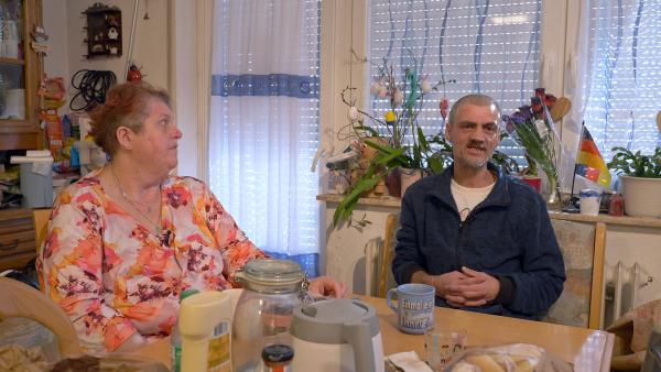 Bild 1 von 2: Carmen und Dieter sind erleichtert, dass alle weiteren Befunde negativ sind und keine weiteren Knötchen gefunden wurden