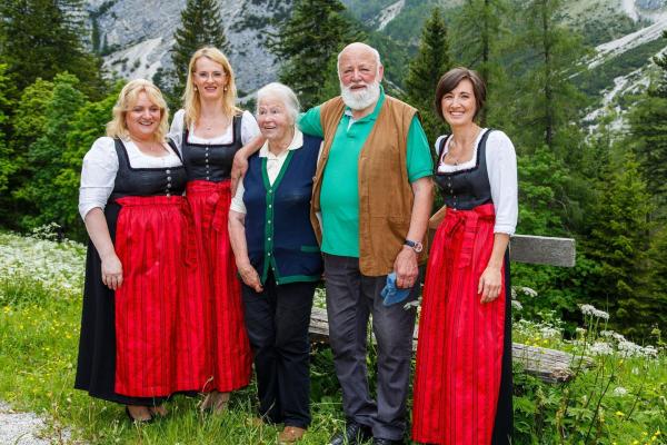 Bild 1 von 17: Im Bild: Helli und Sepp Forcher mit dem Vokalensemble Cantilena Tyrolensia.