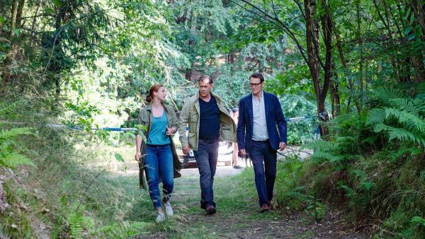 Bild 1 von 9: Im Bild: Nina Weiss (Julia E. Lenska, l.), Finn (Sven Martinek, M.) und Lars (Ingo Naujoks, r.) sind auf dem Weg zum Tatort in der Palinger Heide.