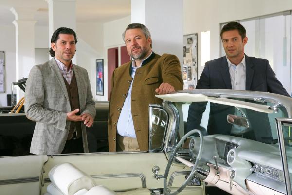 Bild 1 von 1: Im Bild: Als die Cops (Dieter Fischer, m.; Igor Jeftic, r.) herausfinden, dass es einen Streit mit dem Opfer gab, gerät Zachinger (Gregory Brian Waldis, l.) in Erklärungsnot.